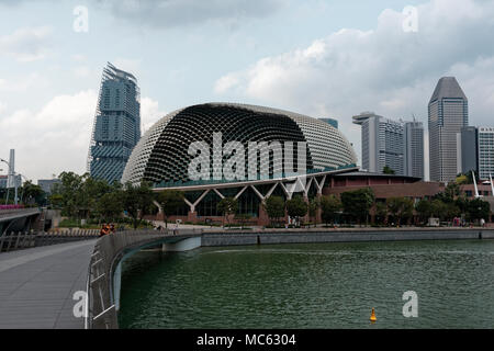 Il 'Durian' - le molte sfaccettature del tetto della Spianata Singapore Opera house sulla Marina Bay dalle il Giubileo d'argento Bridge Foto Stock