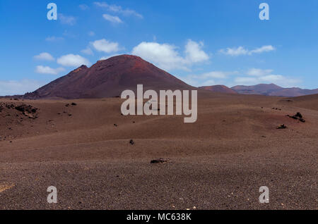 Vulcano e dune di sabbia nel Parco Nazionale di Timanfaya a Lanzarote, Isole Canarie, Spagna Foto Stock