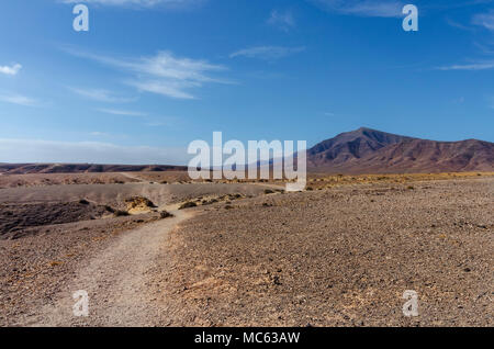 I vulcani vicino al sentiero escursionistico nel Parco Nazionale di Timanfaya a Lanzarote, Isole Canarie Foto Stock