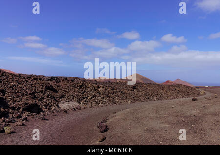 I vulcani vicino al percorso di trekking nel Parco Nazionale di Timanfaya a Lanzarote, Isole Canarie, Spagna Foto Stock