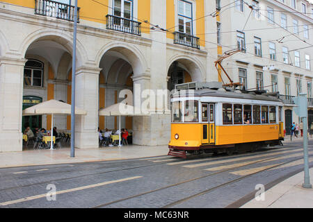 Lisbona, Portogallo - Giugno, 2017: Lisbona tram giallo sul modo di Commerce Square nella città vecchia. Famoso vintage viaggi turistici attrazione sul giorno di estate Foto Stock