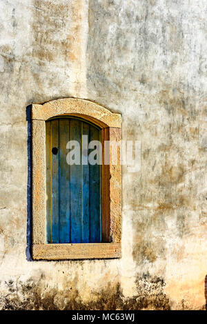 Vecchia chiesa finestra realizzata in legno in stile coloniale con cornice in pietra a Ouro Preto città, Minas Grerais, Brasile Foto Stock