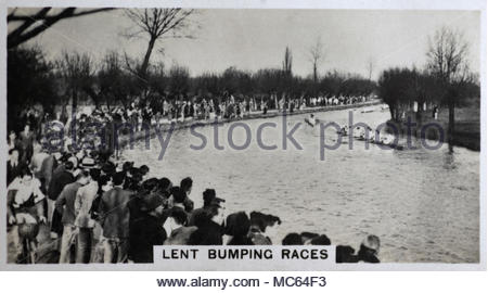 La quaresima Bumping Gare - Università di Cambridge Rowing Club - visto qui è Clare College 2 bumping Downing College 1 dal 1932 Foto Stock