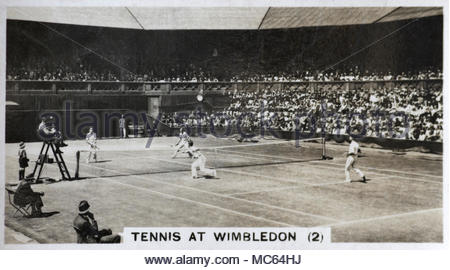 Tennis su prato a Wimbledon - Fred Perry gioca sul campo centrale la sua semifinale di doppio di Gent ai Campionati di Wimbledon 1932 Foto Stock