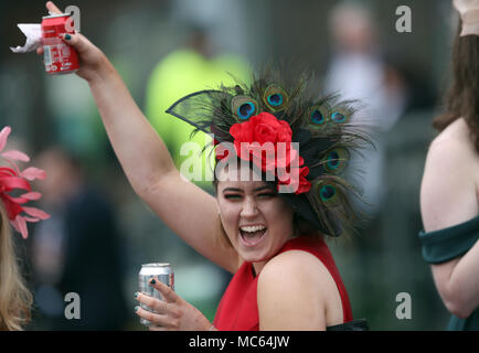 Racegoers femmina durante il Signore giorno del 2018 Sanità Randox Grand National Festival presso l'Aintree Racecourse, Liverpool. Foto Stock