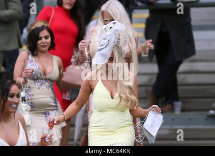 Racegoers femmina durante il Signore giorno del 2018 Sanità Randox Grand National Festival presso l'Aintree Racecourse, Liverpool. Foto Stock