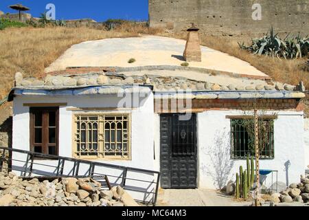 Facciata di una moderna casa grotta nel quartiere Sacromonte di Granada, Spagna Foto Stock