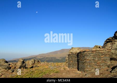 Vecchio herder rifugi nel Parco Nazionale della Sierra Nevada, Andalusia, Spagna Foto Stock