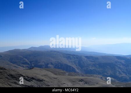 Sagome delle montagne del Parco Nazionale della Sierra Nevada, Andalusia, Spagna Foto Stock