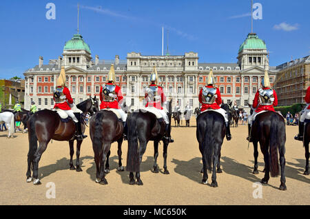 Londra, Inghilterra, Regno Unito. Mattina Cambio della guardia sulla sfilata delle Guardie a Cavallo Foto Stock
