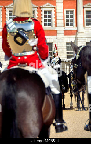 Londra, Inghilterra, Regno Unito. Mattina Cambio della guardia sulla sfilata delle Guardie a Cavallo - vita delle guardie Foto Stock