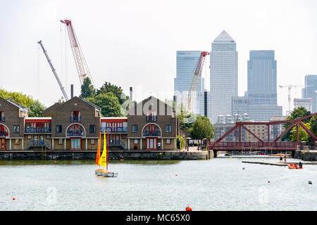 London, Regno Unito - 21 Giugno 2018 - grattacieli di Canary Wharf visto dal bacino Shadwell Foto Stock