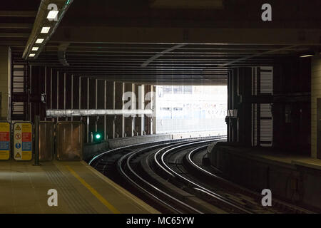 London, Regno Unito - 21 Aprile 2018 - Overground via emergere all'aperto intorno all'angolo presso Shoreditch High Street station Foto Stock