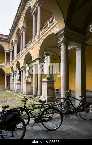 Cortile porticato dell'Università di Pavia (Università di Pavia), c. 1770s-90s, con statue di notevoli studiosi. Foto Stock