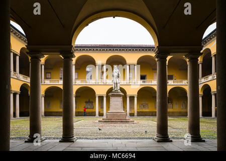 Cortile dell'Università di Pavia, Italia, c. 1770s-1790s, con la statua di Alessandro Volta. Foto Stock