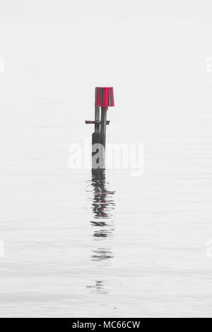Uno Groyne in acqua Foto Stock