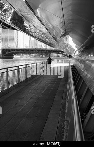 Sotto il Dearborn Street Bridge lungo la passeggiata lungofiume di Chicago e. Foto Stock