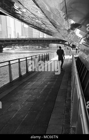 Sotto il Dearborn Street Bridge lungo la passeggiata lungofiume di Chicago e. Foto Stock