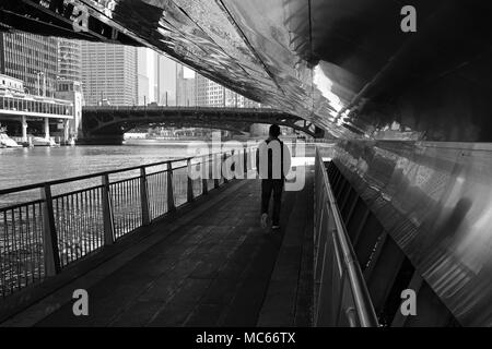 Sotto il Dearborn Street Bridge lungo la passeggiata lungofiume di Chicago e. Foto Stock