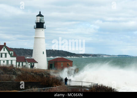 Onde gigantesche crash da Portland Head Lighthouse da rare alte maree nel tardo inverno nel Maine. Foto Stock