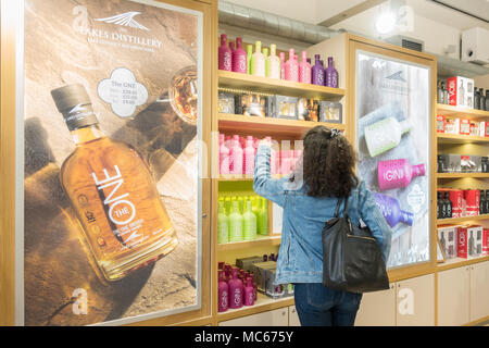 La Distilleria di laghi - shopping per il gin - Setmurthy, vicino al lago di Bassenthwaite, Cumbria, England, Regno Unito Foto Stock