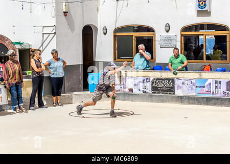 Gli uomini e le donne a giocare a bocce bocci sul lungomare di San Paolo, Malta, l'Europa. Foto Stock