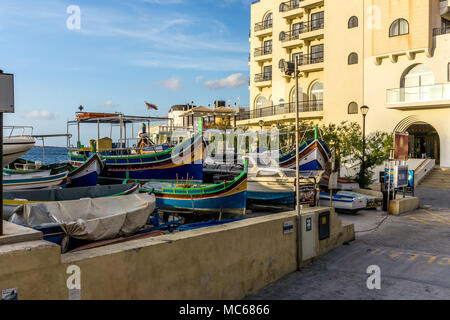 Luzzu tradizionali barche da pesca accanto Il Gillieru Harbour Hotel, Buġibba, St Paul's Bay, a nord di Malta, Mediterraneo, Europa Foto Stock