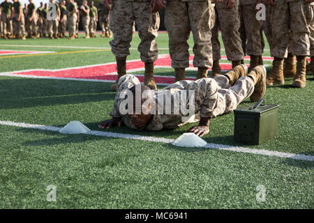 Una recluta da hotel azienda, 2a reclutare battaglione di formazione, inizia la manovra sotto la porzione di fuoco di un combattimento fitness test al Marine Corps reclutare deposito a San Diego, gen. 18. Recluta deve navigare attraverso la 75-cantiere di lungo corso mentre esegue un buddy trascinare e vigili del fuoco portano. Le reclute sono appaiate con le altre reclute di analogo peso e altezza per garantire ogni reclutare viene testato in modo uniforme. Ogni anno più di 17.000 maschi assunti dal settore occidentale della regione di reclutamento sono addestrati a MCRD San Diego. Hotel Azienda si laureino Feb. 9. Foto Stock