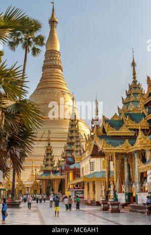 Pagoda Schwedagon maestà a Yangon, Myanmar Foto Stock