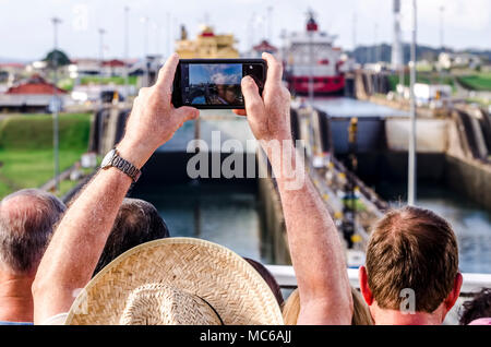 I turisti scattare una fotografia all'ingresso delle navi nel Canale di Panama Foto Stock