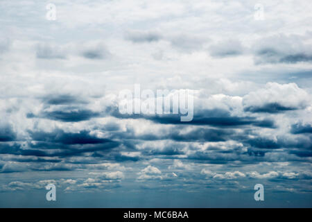 Strati multipli di inquietanti nubi. Foto Stock