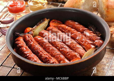 Salsicce alla griglia con salsa ketchup e senape Foto Stock