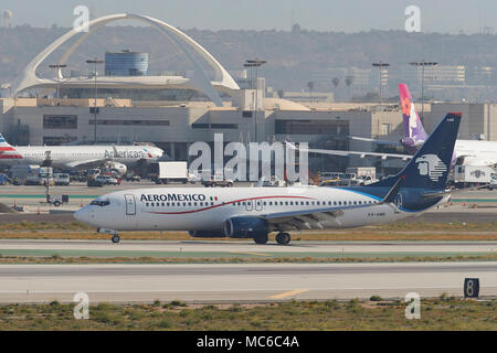 AeroMexico Boeing 737 getto dopo l'atterraggio all'Aeroporto Internazionale di Los Angeles LAX, il tema edificio in background. Foto Stock