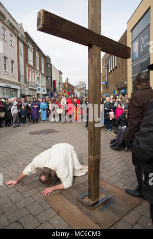 L annuale Venerdì Santo a Piedi della testimonianza che si svolgono in Walsall Town Center. Gli attori hanno il ruolo di raccontare la storia della morte di Gesù. Foto Stock