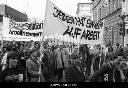 Appross. 2500 operai e impiegati di Felten e Guilleaume ( F&G) dimostrano a Colonia il 8 marzo 1977 contro i licenziamenti e il diritto al lavoro. | Utilizzo di tutto il mondo Foto Stock