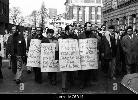 Appross. 2500 operai e impiegati di Felten e Guilleaume ( F&G) dimostrano a Colonia il 8 marzo 1977 contro i licenziamenti e il diritto al lavoro. | Utilizzo di tutto il mondo Foto Stock