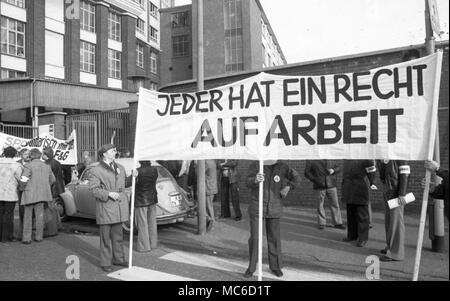 Appross. 2500 operai e impiegati di Felten e Guilleaume ( F&G) dimostrano a Colonia il 8 marzo 1977 contro i licenziamenti e il diritto al lavoro. | Utilizzo di tutto il mondo Foto Stock