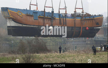 Una scala piena di repliche di HM corteccia si sforzano di essere sollevata oltre la Tees Barrage en route da Stockton a un bacino di carenaggio in Middlesbrough per 6 settimana riattaccare. Foto Stock