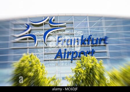 Fraport logo presso l'aeroporto di Frankfurt con motion blur | Utilizzo di tutto il mondo Foto Stock