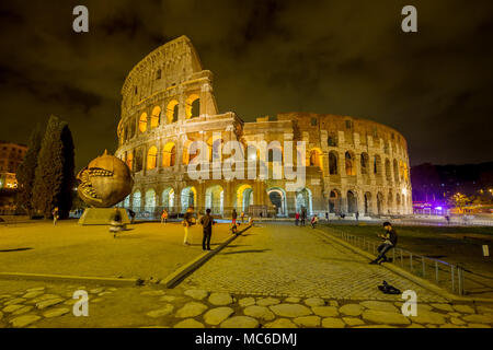 Roma, Ottobre 2017: la folla di turisti che visitano la iconico monumento colosseo, una delle sette meraviglie del mondo, da ottobre 2017 a Roma, Ital Foto Stock