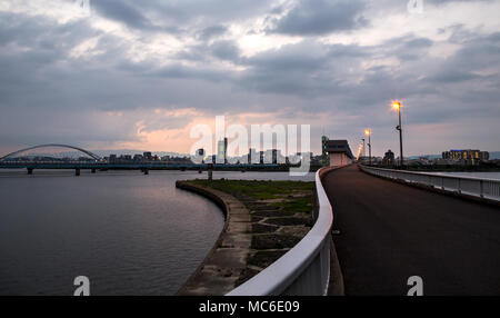 Flusso sistema di gestione sul fiume Yodo nel centro di Osaka, Giappone Foto Stock