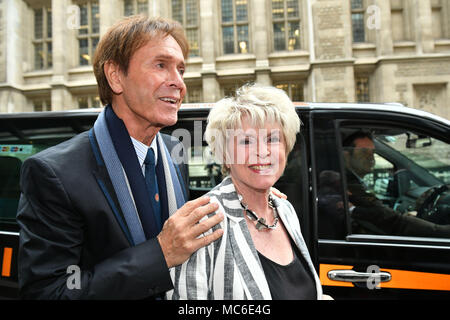 Sir Cliff Richard arriva con Gloria Hunniford a rotoli Building a Londra, a fornire elementi di prova in una battaglia legale contro la BBC. Foto Stock