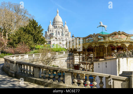 Un pedone rampa conduce dal fondo della Louise Michel park, dove vi è una giostra, alle scale per la basilica del Sacro Cuore. Foto Stock