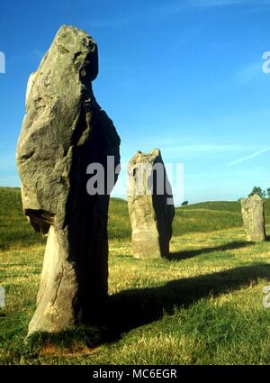 Stones - montante preistoriche pietre nel cerchio principale ad Avebury, Witlshire. Costruita prima del 2500 A.C. Foto Stock