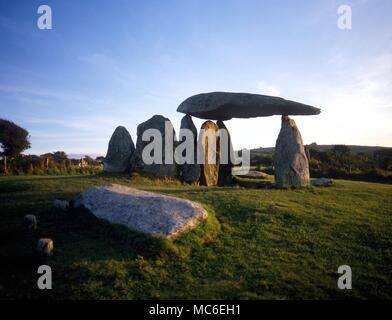 STONES - antico cromlech di Pentre Ifan al tramonto Foto Stock