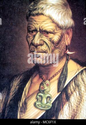 Amuleti - MAORI HEI-TIKI un esempio della tradizionale Hei Tiki, o humanoid amuleto, indossati dai Maori. Dopo la stampa di un dipinto di Gottfried Lindauer nel museo di Auckland Foto Stock