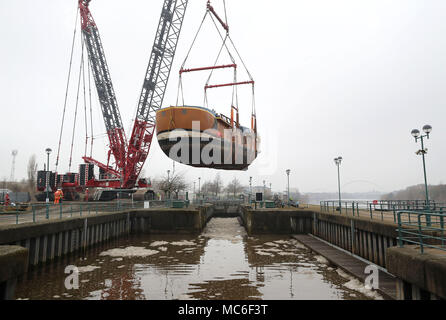 Una scala piena di repliche di HM corteccia si sforzano di essere sollevata oltre la Tees Barrage en route da Stockton a un bacino di carenaggio in Middlesbrough per 6 settimana riattaccare. Foto Stock