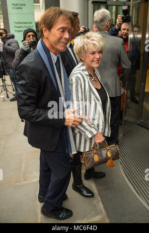 Sir Cliff Richard arriva con Gloria Hunniford a rotoli Building a Londra, a fornire elementi di prova in una battaglia legale contro la BBC. Foto Stock