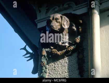 Testa di un cane, con feste di addio al celibato, angolo scolpito sulla caccia (Jagerhaus) hotel, a Hohenchwangau, Bavaria Foto Stock