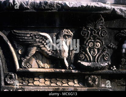 Griffin, una favolosa bestia con la testa e le ali di un aquila e il corpo di Lion. Bassorilievo dentro il tempio greco a Didyma, Turchia. Foto Stock